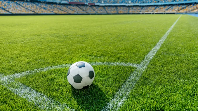 61b5911c9d37d0449acee390_soccer-ball-on-grass-in-corner-kick-position-on-so-2021-08-29-10-46-54-utc-min (5)
